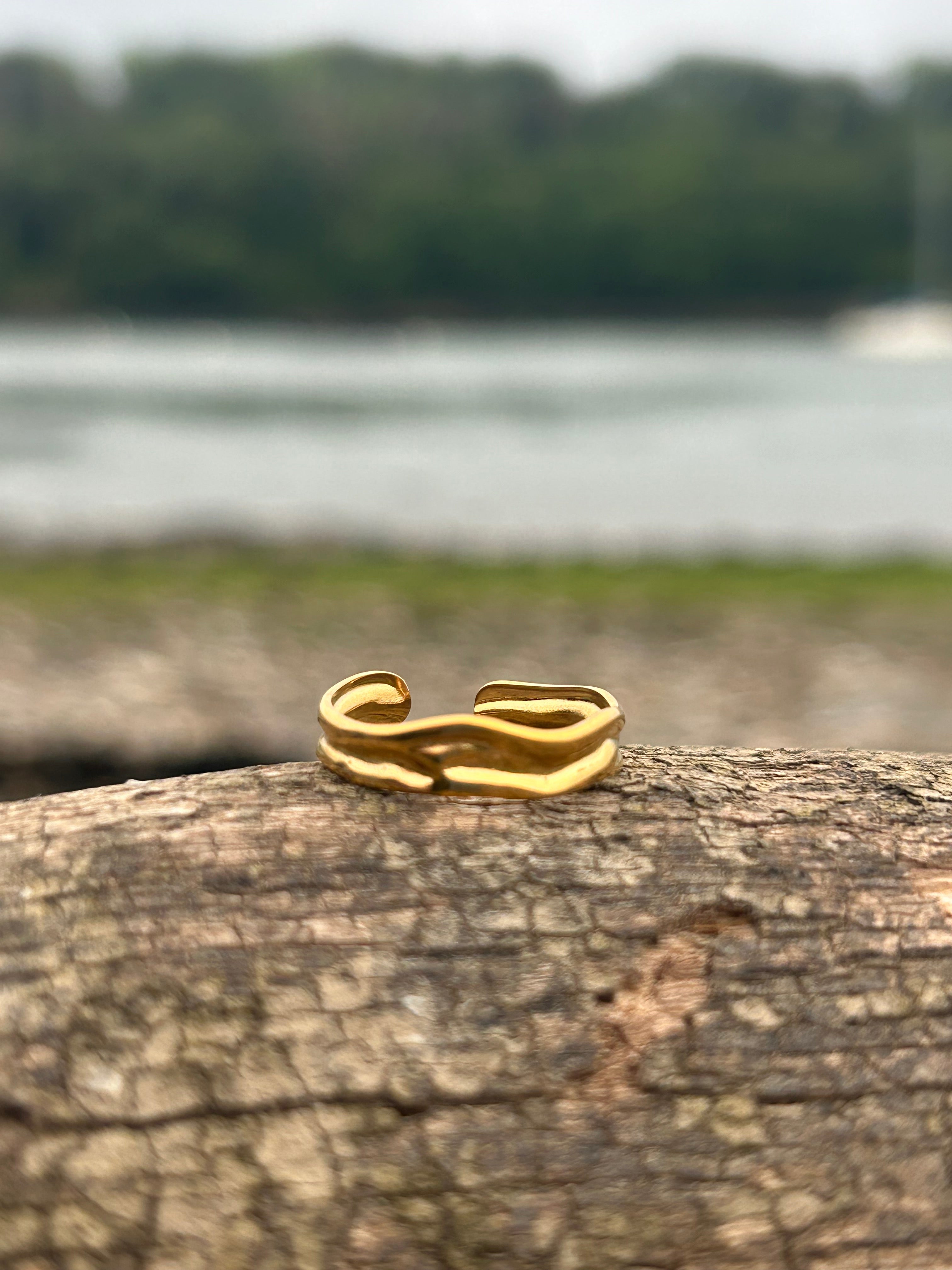 Thin Wave Gold Ring
